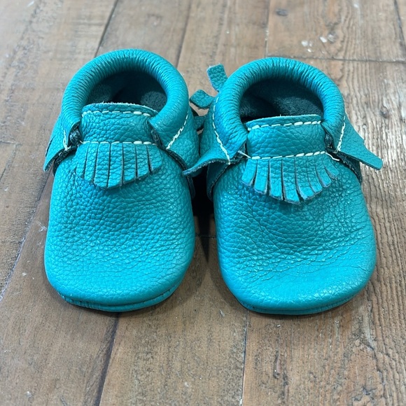 Freshly picked leather moccasins infant size 2 green fringe pebbled unisex - Picture 2 of 8
